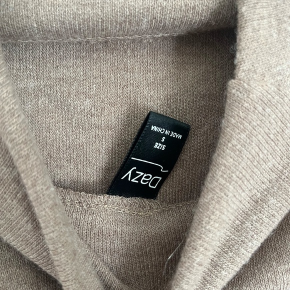 High Neck Sleeveless Sweater - Picture 3 of 4